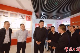 罗毅君带队调研社会工作